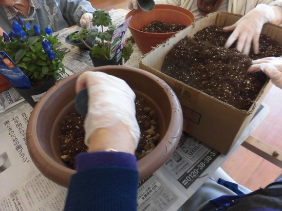 ★デイサービス★　土いじり＆餃子