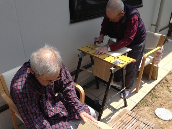 今日は外で木工細工！