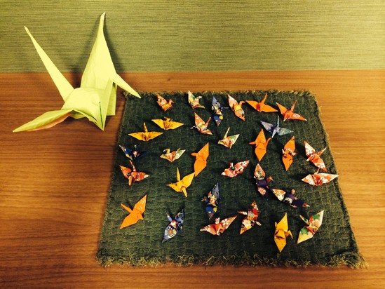 １階EVホール前に折鶴を展示しています！