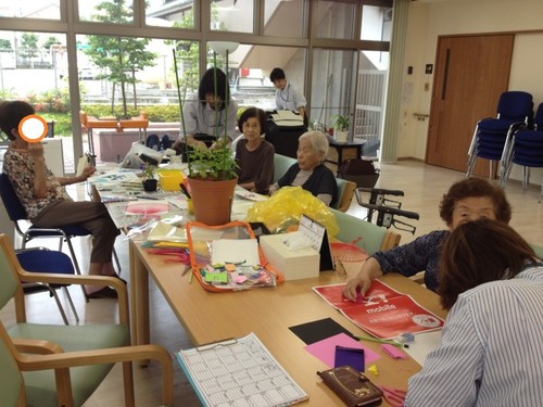 アルファデイ久万の台たより－うちわ作り