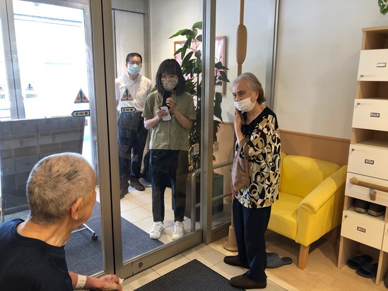 ガラス越しに・・