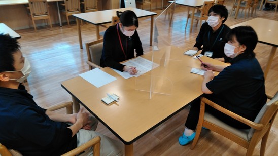 スタッフミーティングの光景