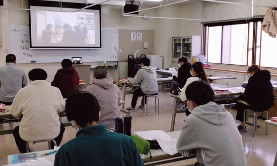 鹿児島国際大学の実習生がカンファレンスの様子を見学