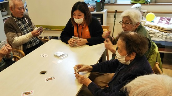 【アルファデイサービスセンター上之園】トランプ＆風船バレー