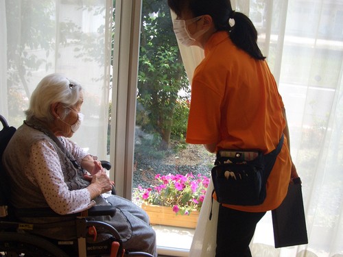 お花に負けてないですよ