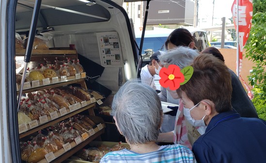 パンの移動販売の様子☆