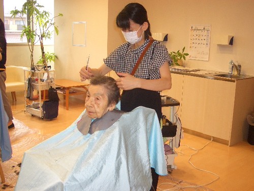 髪を切りました