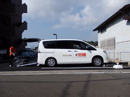 福祉車両で乗・降車の練習中っ！