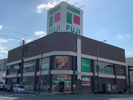 「フジ本町店」さんがすぐ目の前！お買い物に便利です。