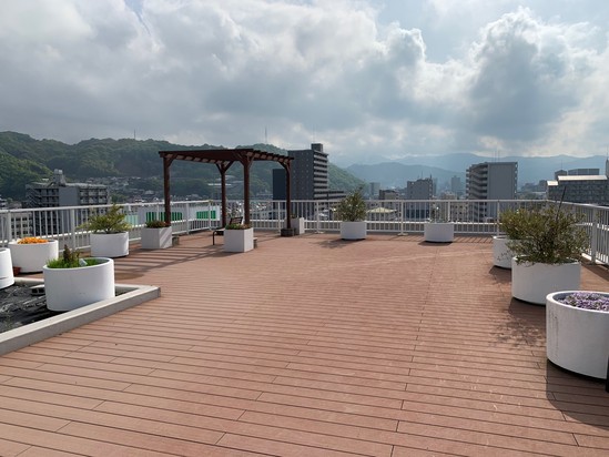 屋上で散歩しながら気分転換しませんか？